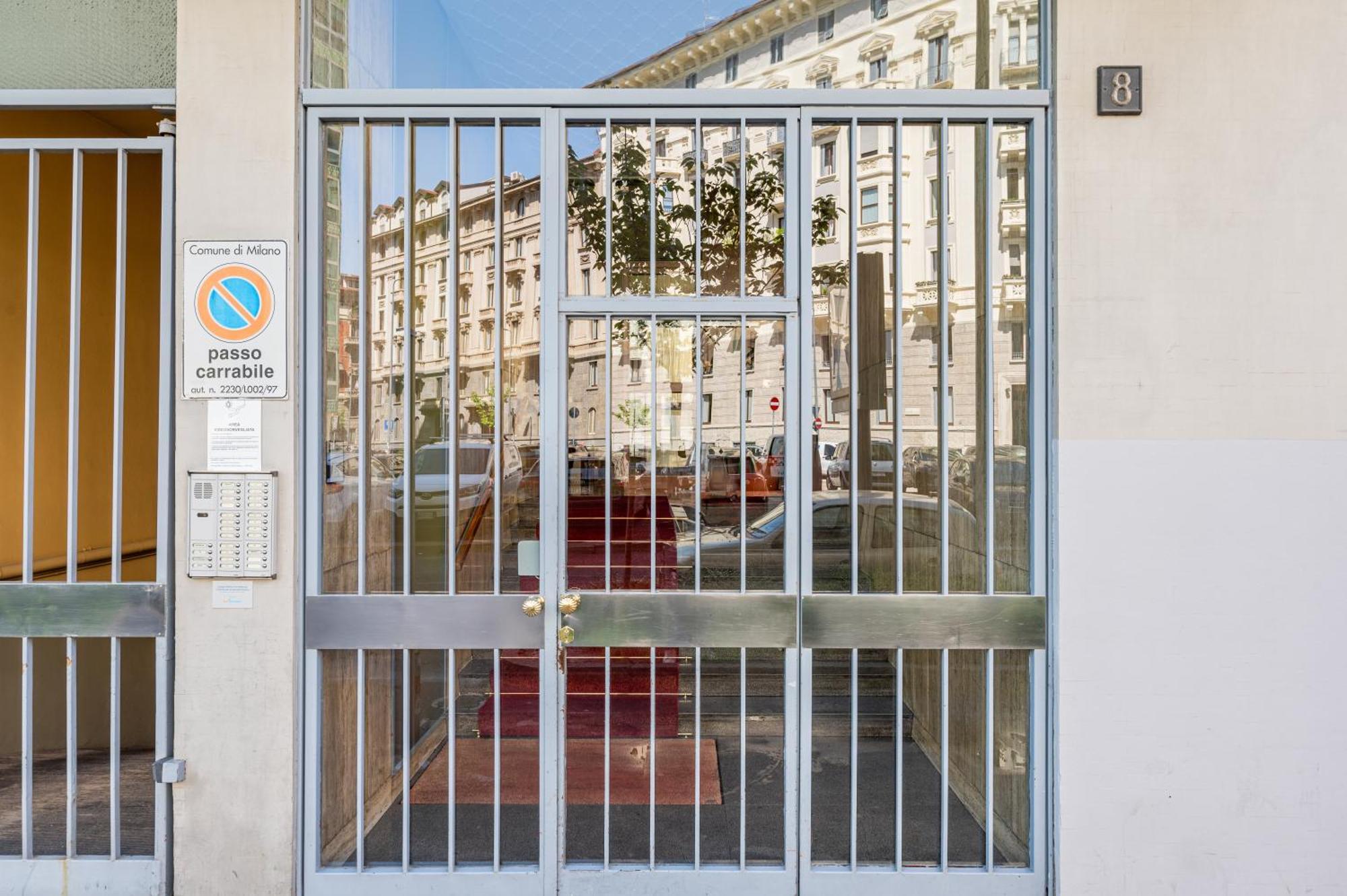 Binario Verticale Milan Bagian luar foto